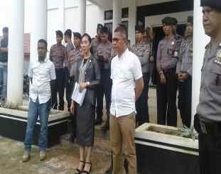 Ketua Dprd Kab Konawe saat Menemui Peserta Aksi