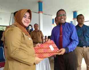 Ketgam :wakil Bupati Koltim bersama Rektor UHO/ foto ran 