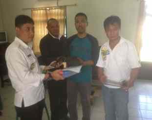 Ketgam : Tim Intel Korem 143 Halu Oleo saat menyerahkan tersangka In (kedua dari kanan) ke BNNP Sultra (Foto : WAA)