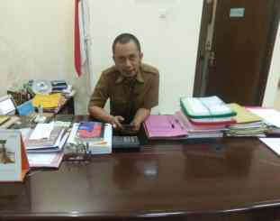 
Ketgam : Kadis PUPR Kab Pasang kayu
