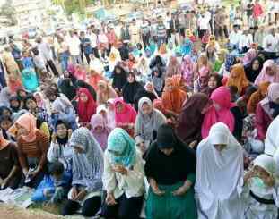 Ketgam : warga pomalaa saat sujud syukur  usai pencabutan nomor urut 
