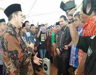 Ketgam : Meteri Agama RI saat meninjau pusat pemantauan Hilal di kab kolaka 
