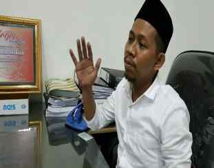 Ketgam : wakil ketua komisi 1 Dprd pasang kayu. 