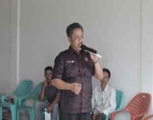 Rusda Mahmud, saat menyampaikan program unggulannya, dihadapan simpatisan dan masyarakat Bombana. Foto: Istimewa.