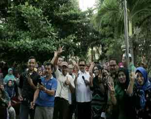 Rusda Mahmud (berkacamata) saat mengabadikan momen silaturahmi bersama warga. Foto: Istimewa.