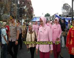 Ketgam : ibu ketua bhayangkari bersama rombongan dari persit 