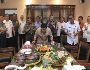 Ketgam : Menkopolhukam H. Wiranto yang juga ketua dewan penasehat IMO