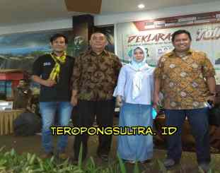 Ketgam : pengamat ekonomi nasional Abdul rahman farizi (memakai batik)