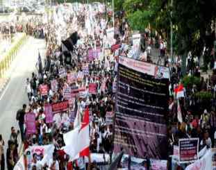 Aksi KNCI saat menggelar demo menuju istana 