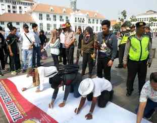 Spanduk yang di penuhi ratusan tanda tangan 