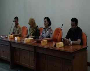 AKBP Lilik Hariati SH yang didampingi Bripka Joko Susanto menghadiri kegiatan penyuluhan sosialisasi Sapu Bersih Pungutan Liar (Saber Pungli )