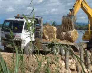 Ketgam proses perbaikan tanggul yang jebol / foto edison 