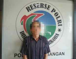 Pelaku yang juga berpropesi sebagai tukang ojek saat diamankan di polsek kembangan