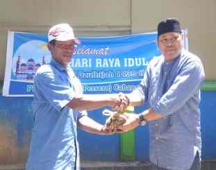 Ketgam : GM Pelindo lV Cab Kendari saat menyerahkan daging qurban ke masyarakat / foto gr 