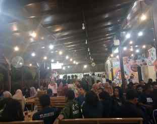 Ketgam : Mahasiswa Arsitektur UHO saat menggelar Bazar di waroeng X-Bro