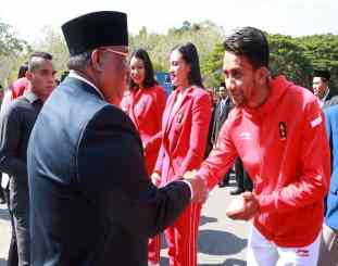 Gubernur Sultra saat memberikan hadiah kepada Atletnya (foto Olivia)