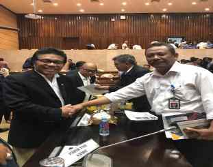 Ketgam : Anggota Komisi V DPR RI, Ridwan Bae bersalaman dengan Ditjen Bina Marga Kementerian PUPR, Ir Sugiyartanto, 