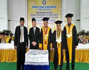 Muhamad zamrun Rektor UHO bersama Bupati Butur (foto Istimewa)