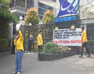 Sejumlah Mahasiswa Universitas Veteran Republik Indonesia (UVRI 1960) 