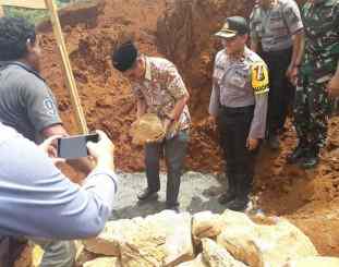 Bupati kolaka H. Ahmad Syafei saat meletakan batu pertama pembangunan mesjid Nur Rahman 