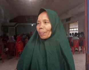 Salah seorang Warga sindang kasi saat di wawancara sejumlah awak media