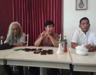 Ketgam : guru soekarna putra bersama TIM Paraindra saat berada di hotel same kendari / foto nairani 