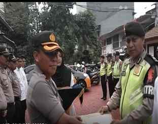 Kapolsek tambora memberikan penghargaan kepada anggota yg berprestasi