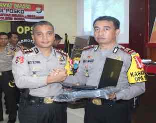 Kapolres gowa memberikan hadiah kepada personilnya 