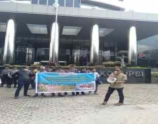 Ketgam : Aksi massa jarak sultra saat menggelar aksi unjuk rasa di gedung KPK-RI 