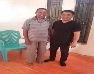 Kades terpilih Desa Langgomali kec wolo kolaka sahiruddin menggunakan baju garis 