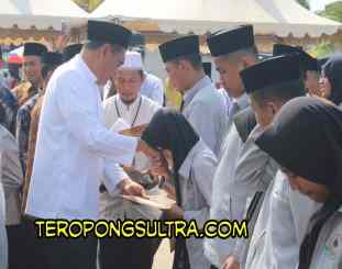 Bupati Kolaka H. Ahmad safei saat meny 
 Penyerahan Syahadah kepada Santri Tahfizds Al-Qur'an Baiturrahim Kelurahan Sea 