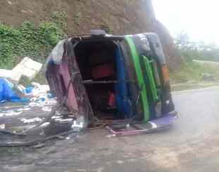Kondisi Bus putri unaaha yang mengalami lakalantas tunggal di tanjakan KM 16 kolaka