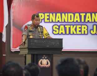 Kapolda Sulsel  Irjen Pol Drs Umar Septono S.H. M.H.