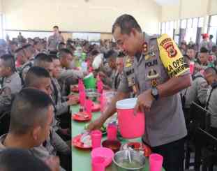 Kapolda sulsel saat menggelar makan bersama siswa 