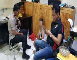 Tersangka saat diamankan di polsek cengkareng