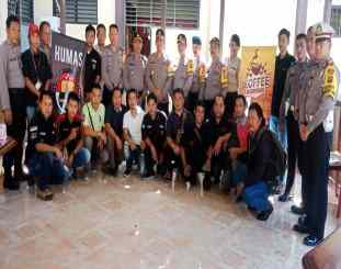 Ketgam : cofee morning kapolres kolaka bersama insan pers 