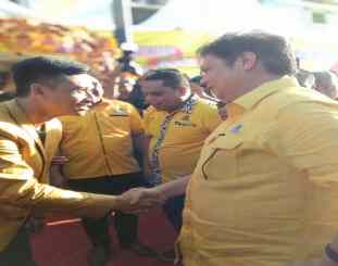 Ketum DPP Golkar Airlangga Hartarto bersama caleg muda Golkar Novar aditya praja saat peresmian warkop Golkar /foto Echy 