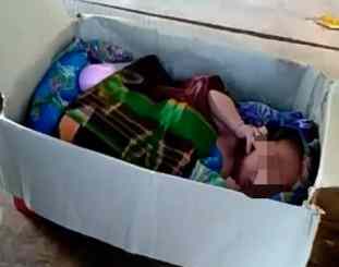Bayi dengan jenis kelamin perempuan yang di temukan dalam kardus oleh warga sopura kec pomalaa kab kolaka 