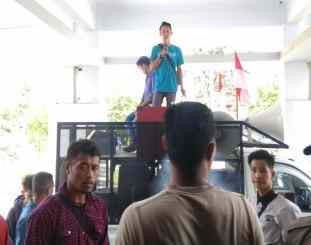 Masa aksi saat menggelar demo di kantor Esdm Prov sultra / foto ger 