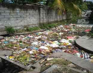 Tumpukan sampah yg mengepung Bali 
