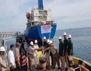 Pemberangkatan kapal tanker pemuat PKO ini dilepas langsung oleh Bupati Pasangkayu, H Agus Ambo Djiwa,dan perwakilan management PT Astra Agro Lestrai( AAL) grup