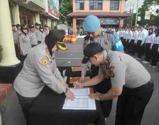 Kapolres Metro Jakarta Barat Kombes Pol Hengki Haryadi SIK MH melalui Kabag Sumda AKBP Widiastuti Chasanah Putri SH, memimpin upacara pengambilan sumpah dan pakta Integritas