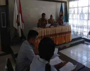 Kabid minerba saat menemui massa aksi 