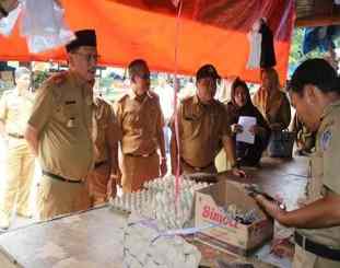 Asisten ll Dr Ir H Kasim madaria MM saat mengecek harga 9 Bahan Pokok di pasar raya Mekongga Kolaka 