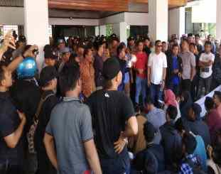 MAssa Aksi saat menggelar unjuk rasa di kantor walikota kendari