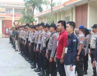 Anggota Polres Kolaka yang diterjunkan amankan pleno di KPU 