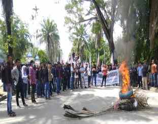 Massa aksi saat menuju kantor walikota kendari