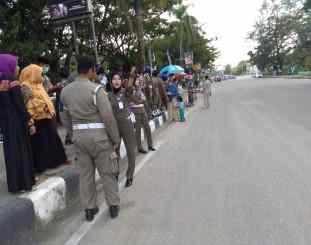 Ketgam: Satpol PP saat bagi takjil