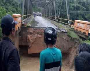 Ketgam : Bibir jembatan ameroro yang amblas di terjang banjir 