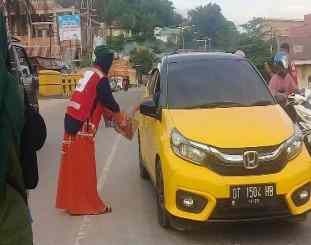 Anggota Palang Merah Indonesia Kab Kolaka Saat Menggelar Penggalangan dana 